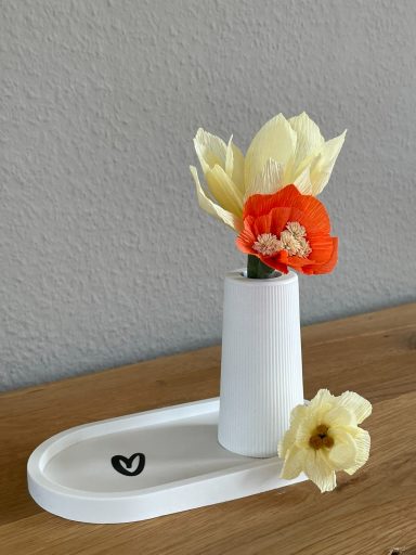 Tablett mit Vase und Papierblumen