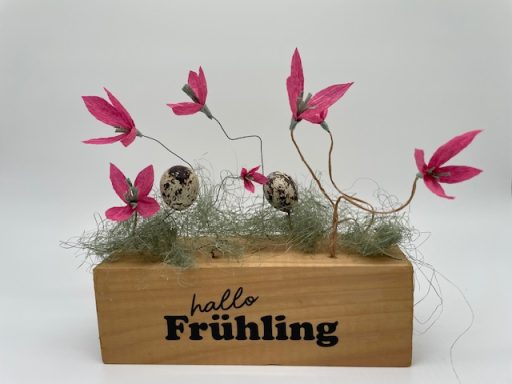 Frühblüher auf Holz