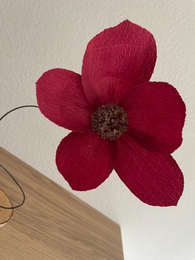 schwebende Papierblume